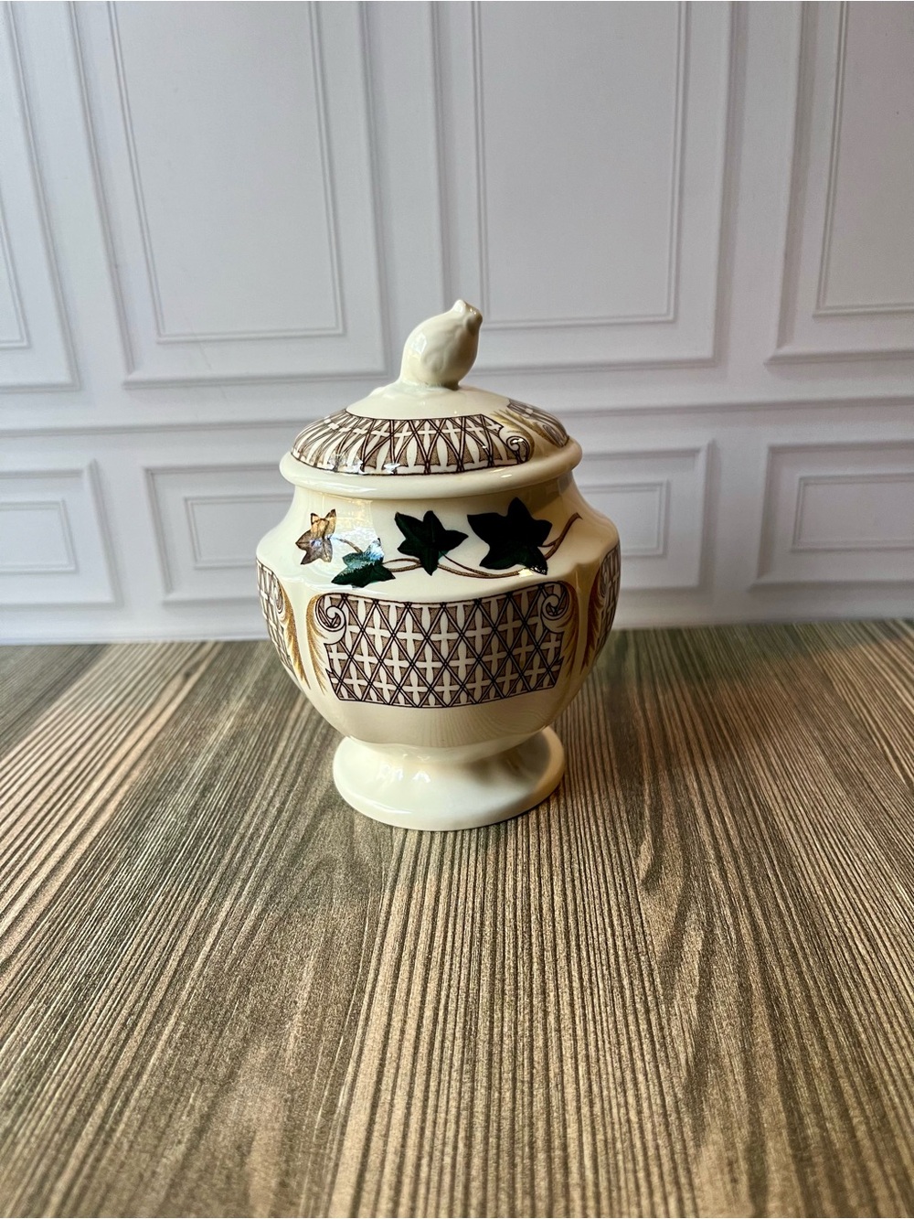 Vintage Wedgwood Covered Sugar bowl- Avocado Pattern